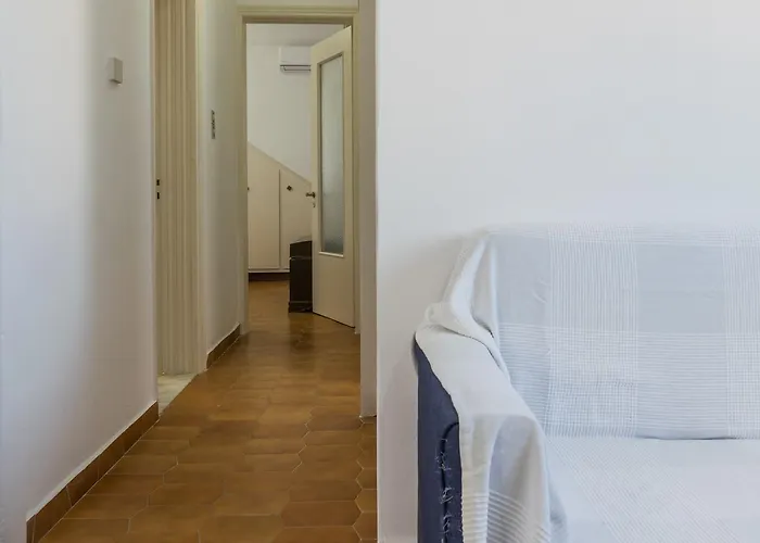 Uncle's Titikas * Adamantas (Milos)